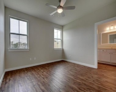 240 Rose Dr - Photo Thumbnail 14