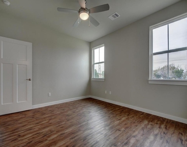 240 Rose Dr - Photo Thumbnail 17