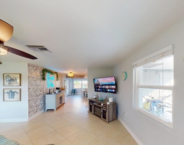 560 E Valley Drive - Photo Thumbnail 14