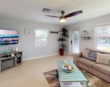 560 E Valley Drive - Photo Thumbnail 2