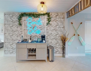 560 E Valley Drive - Photo Thumbnail 4