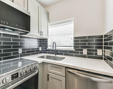 415 Fairview Avenue - Photo Thumbnail 1