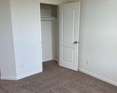 3019 Kastania Lane N - Photo Thumbnail 17