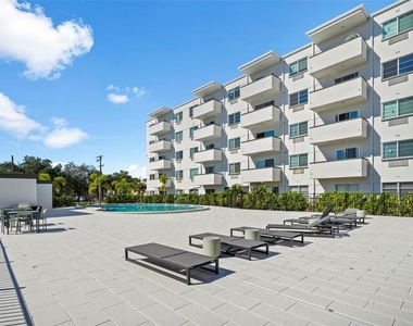 406 S Cedar Avenue - Photo Thumbnail 2