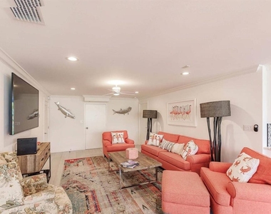 1125 W Peppertree Drive - Photo Thumbnail 5