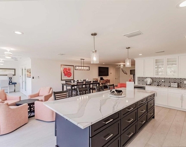 1125 W Peppertree Drive - Photo Thumbnail 14