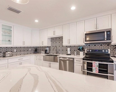 1125 W Peppertree Drive - Photo Thumbnail 9