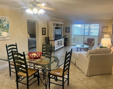 1125 W Peppertree Drive - Photo Thumbnail 3