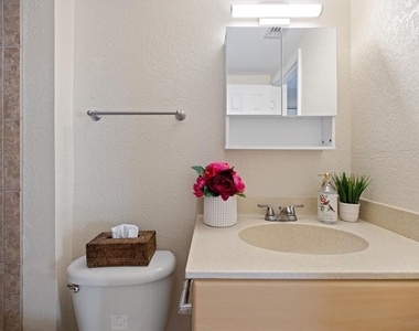 960 Highland Street - Photo Thumbnail 6