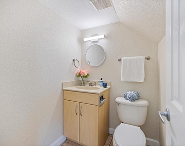 960 Highland Street - Photo Thumbnail 7