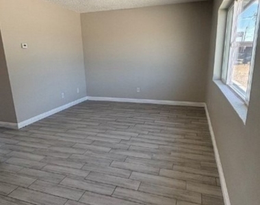 718 W Wilson Avenue - Photo Thumbnail 3