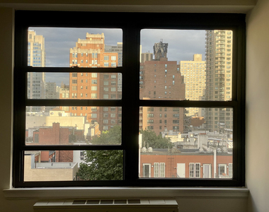East 82nd / 2nd Ave - Photo Thumbnail 4
