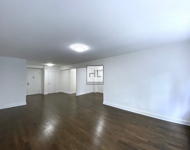 East 57th Street - Photo Thumbnail 3