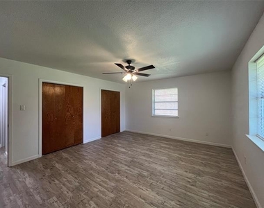 6415 Circo Drive - Photo Thumbnail 11