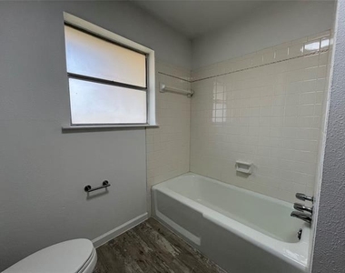 6415 Circo Drive - Photo Thumbnail 12