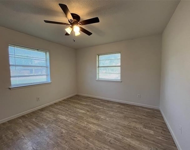 6415 Circo Drive - Photo Thumbnail 15