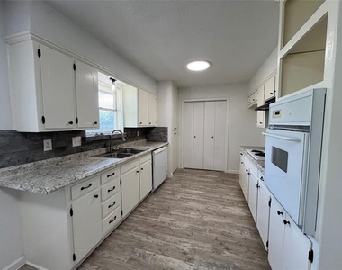 6415 Circo Drive - Photo Thumbnail 7