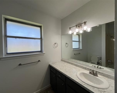 6415 Circo Drive - Photo Thumbnail 9