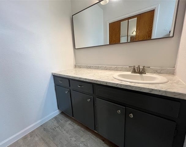 6415 Circo Drive - Photo Thumbnail 14