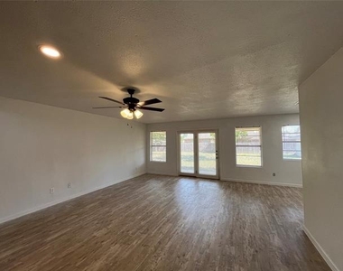 6415 Circo Drive - Photo Thumbnail 5