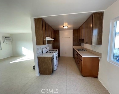 8800 Cedros Avenue - Photo Thumbnail 4