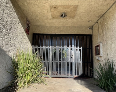 8800 Cedros Avenue - Photo Thumbnail 20