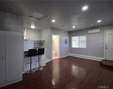15414 Kinzie Street - Photo Thumbnail 7