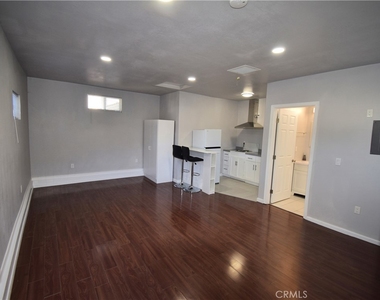 15414 Kinzie Street - Photo Thumbnail 2