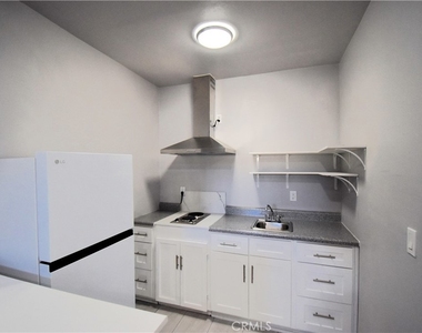 15414 Kinzie Street - Photo Thumbnail 3