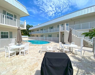 900 Jasmine Lane - Photo Thumbnail 3