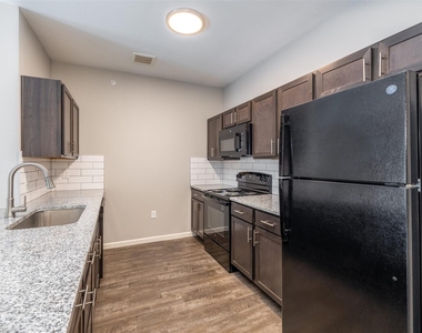 823 N Ardenwood Drive - Photo Thumbnail 2