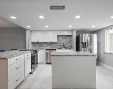 2244 Winkler Avenue - Photo Thumbnail 4