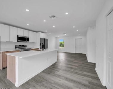 382 Mcarthur Boulevard - Photo Thumbnail 4