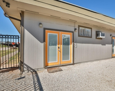 2215 Cleburne Street - Photo Thumbnail 2