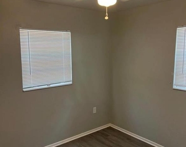 1601 E Marks Drive - Photo Thumbnail 9