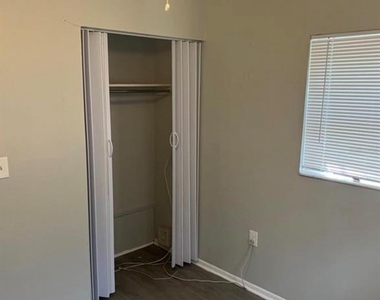 1601 E Marks Drive - Photo Thumbnail 13