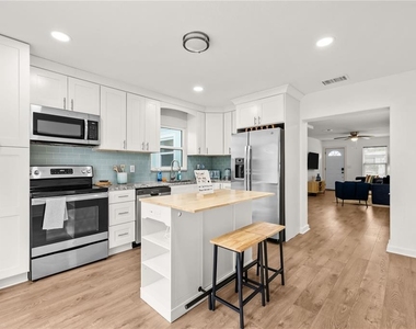 3906 N Ola Avenue - Photo Thumbnail 13