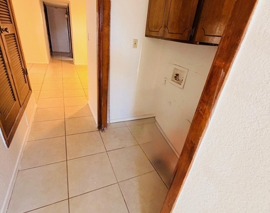 10555 Kinross Avenue - Photo Thumbnail 9