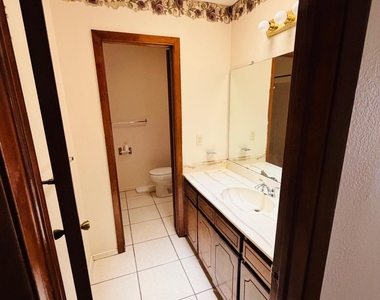 10555 Kinross Avenue - Photo Thumbnail 8