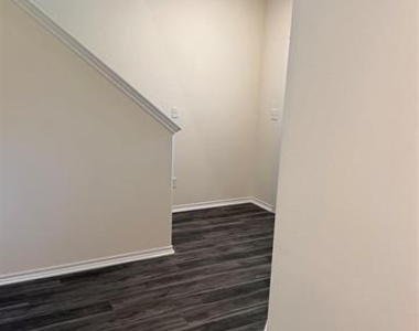 716 E 5th Street - Photo Thumbnail 10