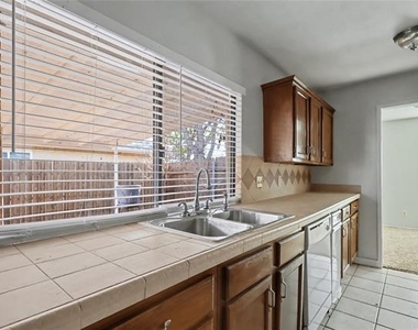 921 Middle Cove Drive - Photo Thumbnail 2