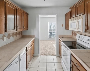 921 Middle Cove Drive - Photo Thumbnail 3