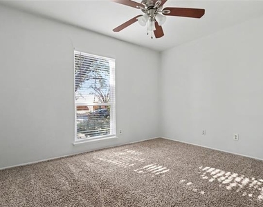 921 Middle Cove Drive - Photo Thumbnail 8