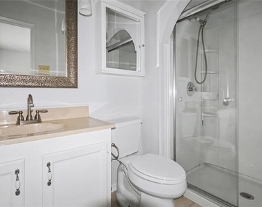 921 Middle Cove Drive - Photo Thumbnail 10