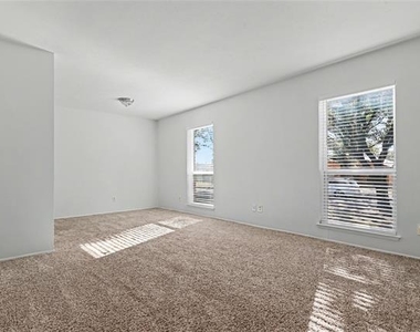 921 Middle Cove Drive - Photo Thumbnail 5