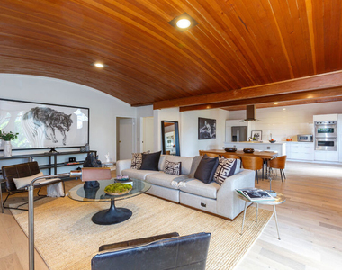 465 S Sherbourne Drive - Photo Thumbnail 2