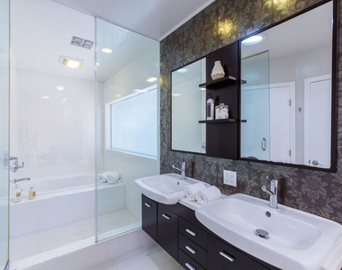 465 S Sherbourne Drive - Photo Thumbnail 10