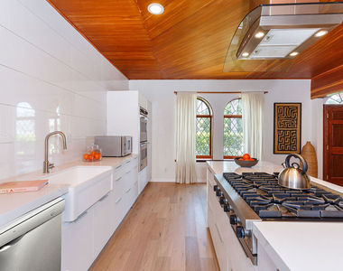 465 S Sherbourne Drive - Photo Thumbnail 7