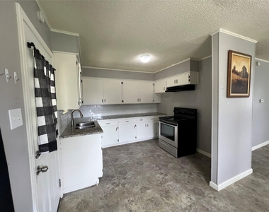806 W 8th St - Photo Thumbnail 2