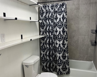 806 W 8th St - Photo Thumbnail 6